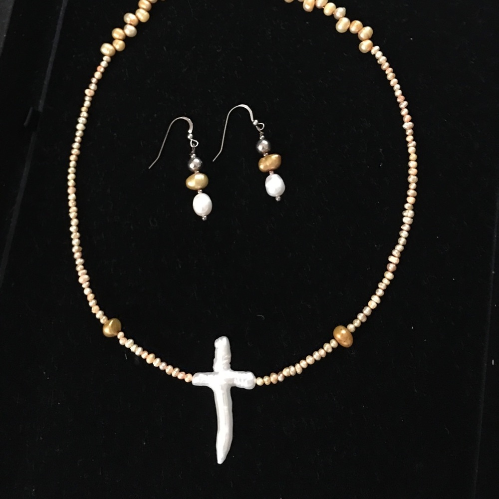 💋Cultured Pearl Necklace 💋W/ matching Earrings.